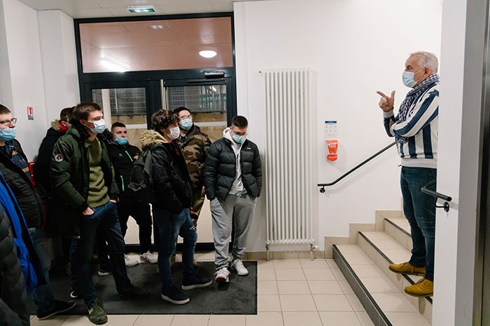 Avant de rejoindre leur chambre, qu’ils partagent à 4, les élèves écoutent les instructions du surveillant de nuit (Denis Paté), un ancien militaire de carrière, mais avec un cœur gros comme ça !