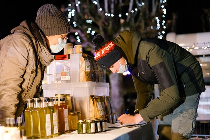 Les élèves interviewent les producteurs sur leur activité et notamment sur les avantages et contraintes d’être en Amap (associations pour le maintien d'une agriculture paysanne). Malgré le froid, les élèves sont très appliqués !