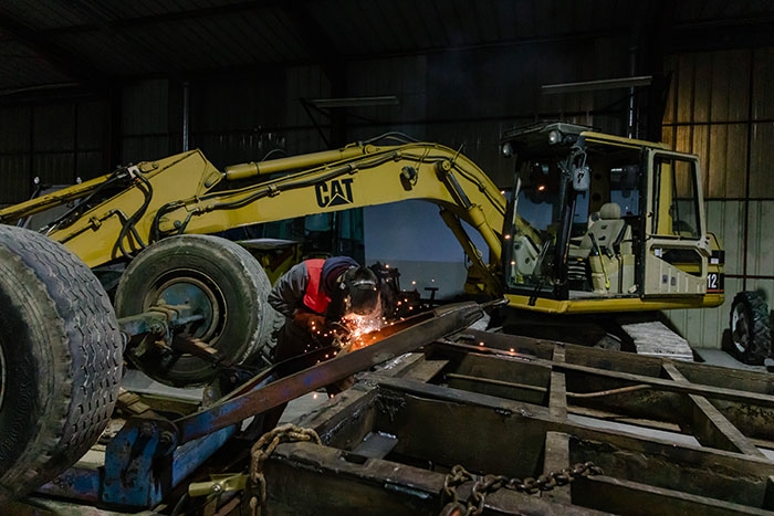 Les jeunes apprennent non seulement à conduire les tracteurs… mais à les réparer ! Ici, Nicolas, en BTS 2e année TSMA (technicien service matériel agricole), élabore le diagnostic d’une panne sur son tracteur.