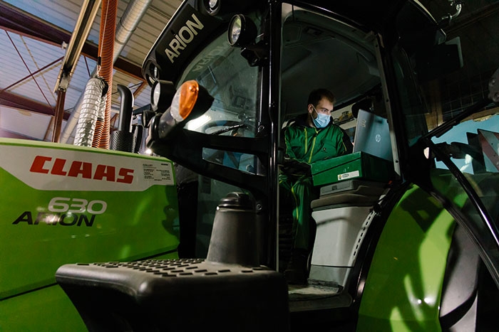 Ici les jeunes apprennent à conduire un tracteur.