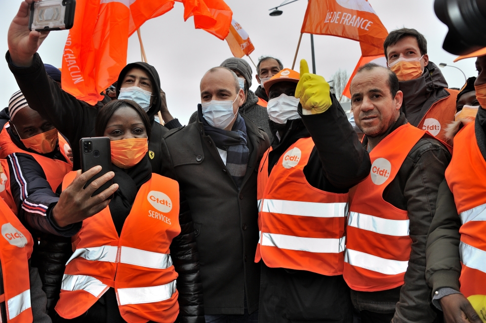 Le 3 février à Paris 15e avec les travailleurs essentiels, Laurent Berger (au centre) et Olivier Guivarch (à droite, masque orange), secrétaire général de la CFDT-Services.