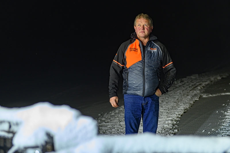 Dameur depuis 1987, Bernard Fournier sait en temps réel quelle hauteur de neige il a sous son engin. La nuit sur les pistes, il croise renards, lièvres et même des loups, et aussi de plus en plus de skieurs de randonnée un peu trop hardis…