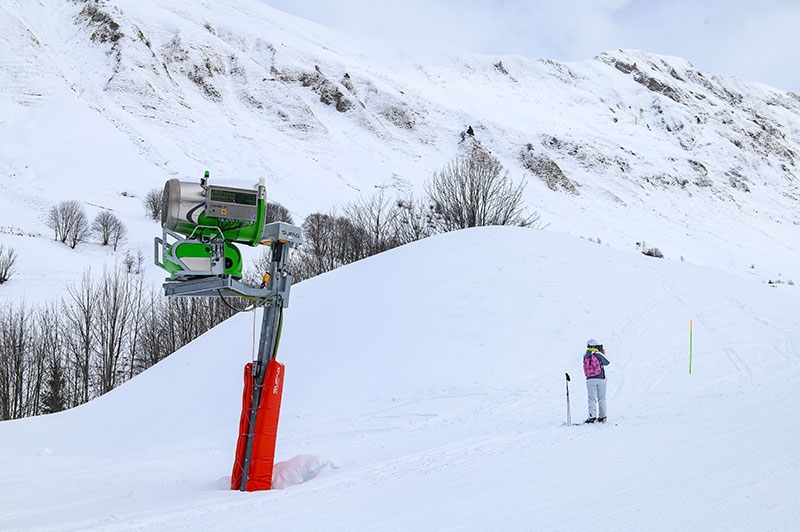 Grâce aux données météorologiques et au suivi de la production de chacun des 300 enneigeurs de la station, la hauteur de neige sur l’ensemble des pistes est connue et ajustée en temps réel, selon les besoins.