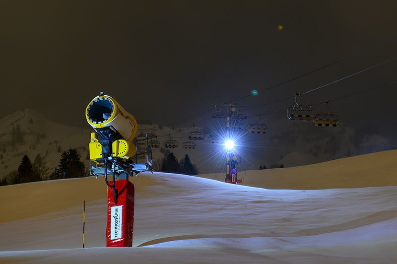 Les canons à neige ne fonctionnent que lorsque les pistes sont fermées aux skieurs – la nuit, en général – et que les conditions météorologiques conviennent : il doit faire froid (la température idéale est de – 7 °C) et pas trop humide.