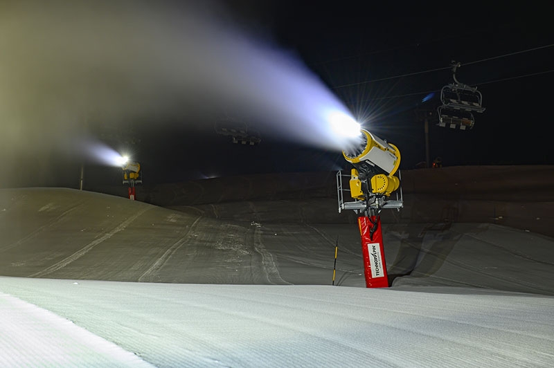 Les canons à neige ne fonctionnent que lorsque les pistes sont fermées aux skieurs – la nuit, en général – et que les conditions météorologiques conviennent : il doit faire froid (la température idéale est de – 7 °C) et pas trop humide