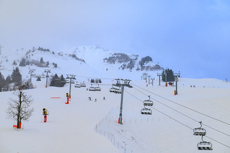 Grâce aux données météorologiques et au suivi de la production de chacun des 300 enneigeurs de la station, la hauteur de neige sur l’ensemble des pistes est connue et ajustée en temps réel, selon les besoins.