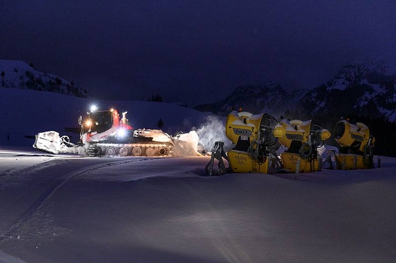 Dix dameuses permettent d’assurer l’entretien des pistes la nuit. Objectif : répartir au mieux la neige sur l’ensemble du domaine, la brasser pour chasser l’air et la tasser pour qu’elle tienne le plus longtemps possible.