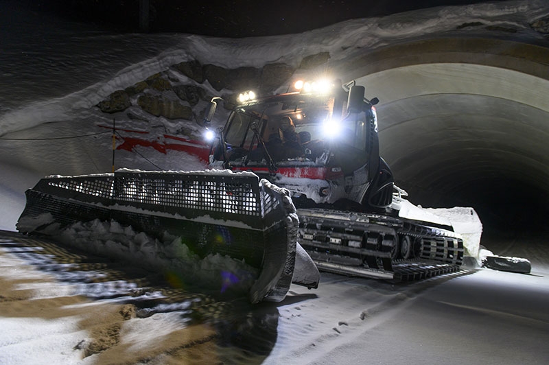 Dix dameuses permettent d’assurer l’entretien des pistes la nuit. Objectif : répartir au mieux la neige sur l’ensemble du domaine, la brasser pour chasser l’air et la tasser pour qu’elle tienne le plus longtemps possible.