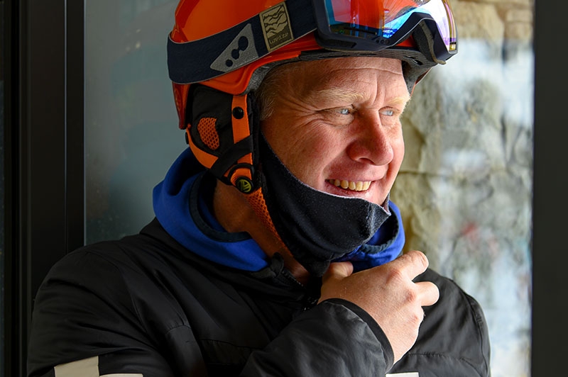 À la tête du pôle neige du Grand-Bornand depuis 2020, Éric Bibollet-Ruche dirige une cinquantaine de personnes chargées de la production de la neige de culture, du damage, de la sécurité des pistes et du snowpark.