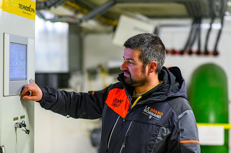 Fabien Bastard est nivoculteur : chaque nuit en hiver, il contrôle la production de neige de culture, surveille le bon fonctionnement des pompes et des enneigeurs. L’été, il s’occupe de la maintenance du matériel.