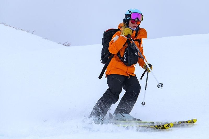 Elle assure la sécurisation du domaine skiable et l’accueil de la clientèle. Parmi les quinze pisteurs de la station, trois sont des femmes.