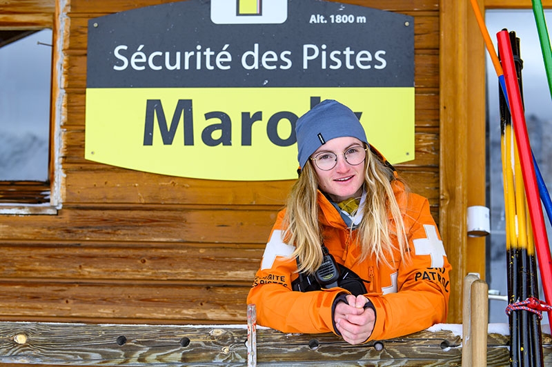 Pisteuse-secouriste l’hiver, Fantille Cuevas est maître-nageuse l’été et sapeur-pompier volontaire. Le secours aux personnes, c’est sa vocation ! Elle assure la sécurisation du domaine skiable et l’accueil de la clientèle. Parmi les quinze pisteurs de la station, trois sont des femmes.