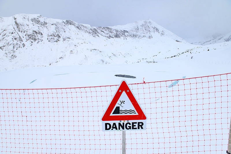 La station compte deux lacs artificiels. Le plus grand et le plus récent, celui du Maroly, renferme plus de 300 000 m3 d’eau, de quoi produire le double de volume en neige. C’est la plus grande retenue collinaire créée dans une station française.