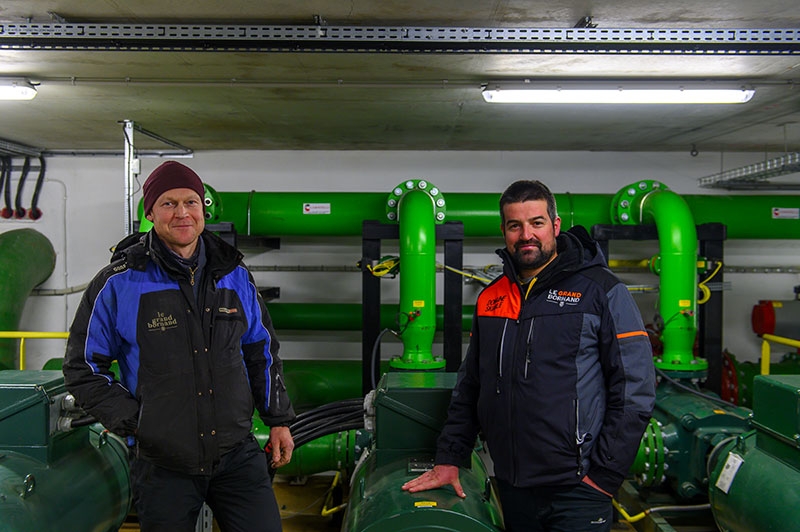 Laurent Perrillat (à gauche) et Fabien Bastard sont nivoculteurs : chaque nuit en hiver, ils contrôlent la production de neige de culture, surveillent le bon fonctionnement des pompes et des enneigeurs. L’été, ils s’occupent de la maintenance du matériel.