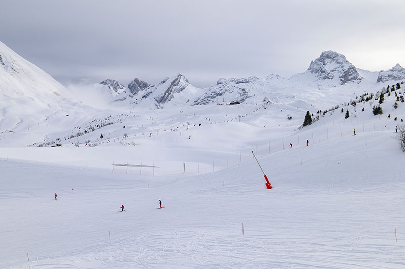 La production de neige de culture a lieu essentiellement en novembre-décembre, lorsque la météo le permet. L’objectif est de constituer une bonne sous-couche afin que la neige qui tombera ensuite naturellement tienne tout l’hiver. Pendant la saison de ski, la production de neige de culture est ajustée en temps réel. Car au printemps, elle doit fondre rapidement pour que les pistes redeviennent des « prés à reblochon ».
