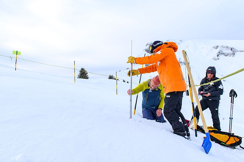 Une fois par semaine, les pisteurs analysent le manteau neigeux : aspect, température, densité, résistance… Des informations indispensables pour permettre à Météo France d’établir le bulletin
de risques d’avalanche.