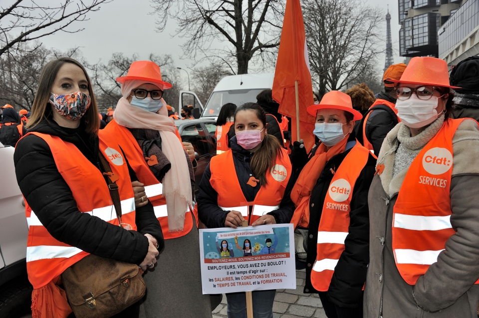 De gauche à droite : Virginie Chapelin, Samia Lafifi, Sandra Jaramillo, Valérie Rabot et Sandrine Papot travaillent pour le groupe Oui Care.