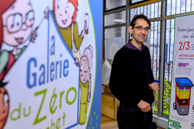 Bienvenue à la Galerie du zéro déchet, un espace consacré à l’information et la sensibilisation du public à la réduction des déchets et la consommation responsable. Christian Renoulin, cofondateur du lieu et militant de longue date, assure la visite…