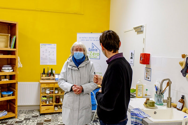 Christian accompagne des visiteurs lors d’un après-midi ouvert au public. L’idée de cette « maison témoin » est non seulement d’expliquer mais de donner des solutions pour réduire ses déchets, ses emballages, consommer moins et mieux…