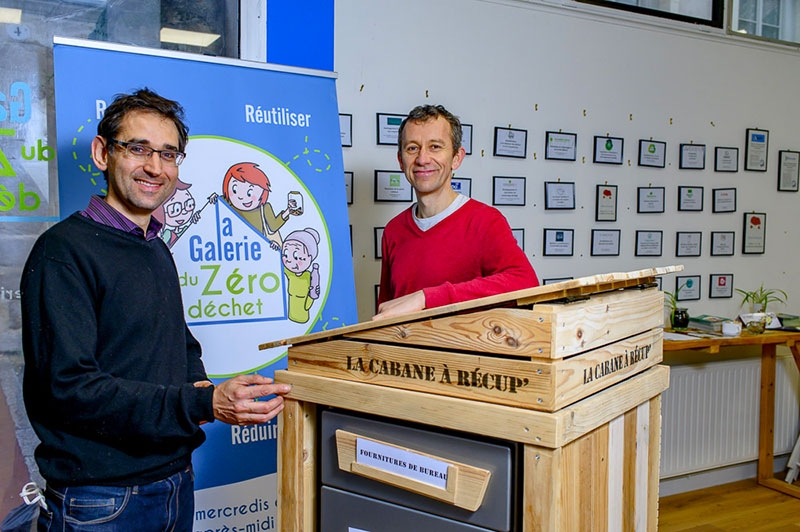 Cédric Henrat (à dr.) fait aussi partie de l’aventure depuis le début en tant que cofondateur de la Galerie. Il est aussi directeur d’Oasis Environnement, une structure qui accompagne les entreprises à pratiquer le zéro déchet sur le lieu de travail (diagnostic déchets, conseil, ateliers et animations à destination des salariés…). Cédric est également organisateur d’un grand défi inter-entreprises, sur la métropole nantaise, « pour embarquer des collectifs avec l’objectif de réduire les déchets de l’entreprise de 20% en 5 mois ». Un projet soutenu par l’Ademe.
