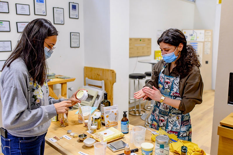 Dana El Assad, bénévole à la galerie. En recherche d’emploi après son master en chimie spécialisée cosmétiques, Dana anime régulièrement des ateliers de cosmétiques naturels, à faire soi-même.
