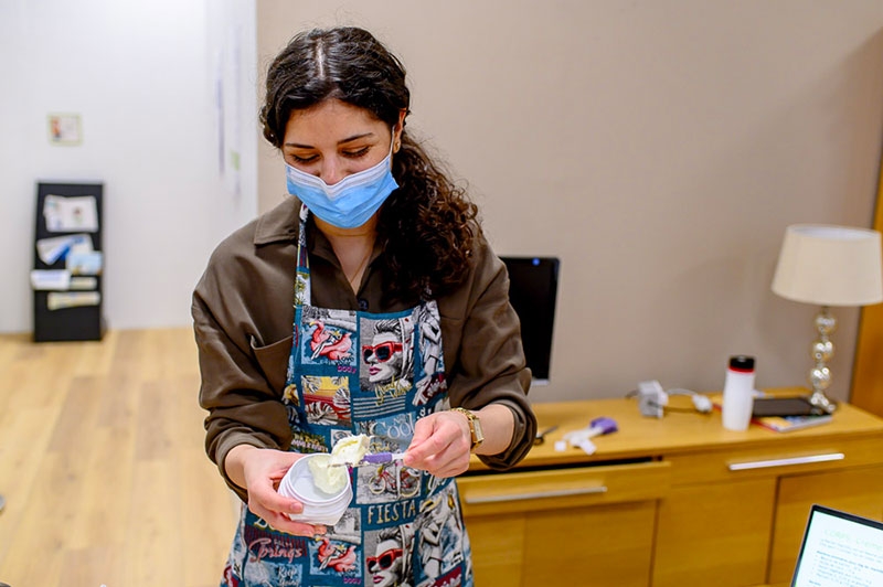Dana El Assad, bénévole à la galerie. En recherche d’emploi après son master en chimie spécialisée cosmétiques, Dana anime régulièrement des ateliers de cosmétiques naturels, à faire soi-même.