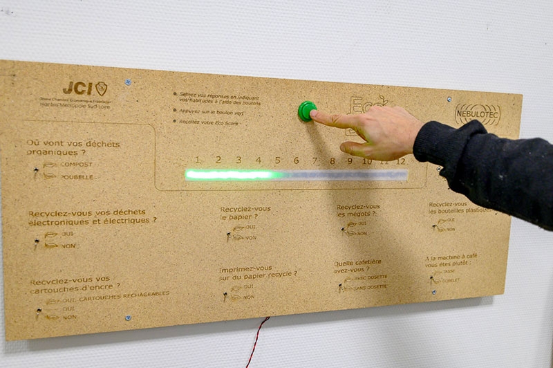 Dans la galerie sont présentés de nombreux outils pédagogiques pour sensibiliser le public. Comme cet « écoscore », conçu par Christian Renoulin et qui permet de mesurer ses comportements (vertueux pour l’environnement ou non). « Tous nos supports, les affiches pédagogiques que nous avons conçues, tout est disponible en open data. Pour que tous ceux qui souhaitent s’en servir à des fins de sensibilisation au public puissent le faire gratuitement », tient à préciser Christian.