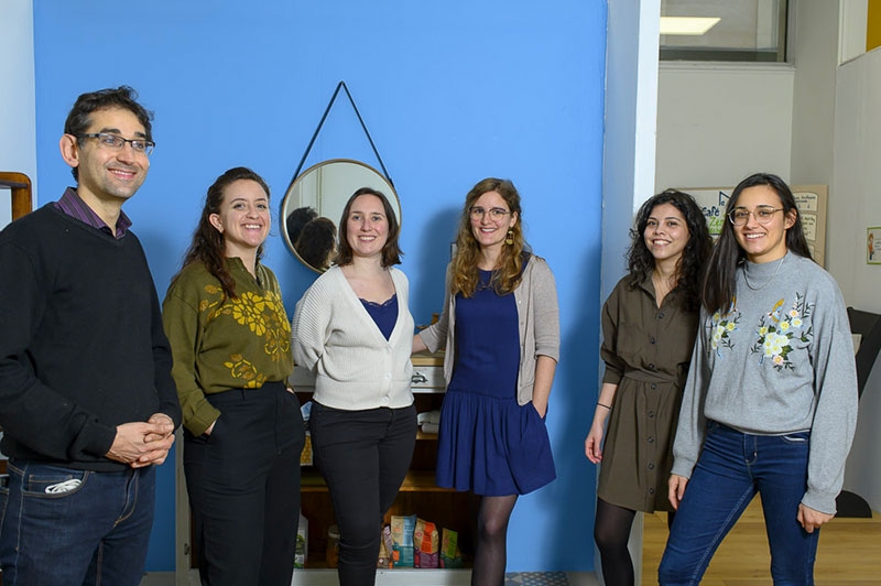 L’équipe d’animation de la galerie. De g. à dr. : Christian Renoulin ; Fanny Garcia ; Lucie Carriou, la présidente de l’association qui gère la Galerie ; Charlotte Legrand, bénévole depuis 2018 et par ailleurs salariée d’une entreprise de jeux vidéo ; Dana El Assad, bénévole à la Galerie. En recherche d’emploi après son master en chimie spécialisée cosmétiques, Dana anime régulièrement des ateliers de cosmétiques naturels, à faire soi-même. Et Sarah Milano, en service civique à la Galerie. Elle s’emploie notamment à enrichir le catalogue d’ateliers et d’animations pour le jeune public.