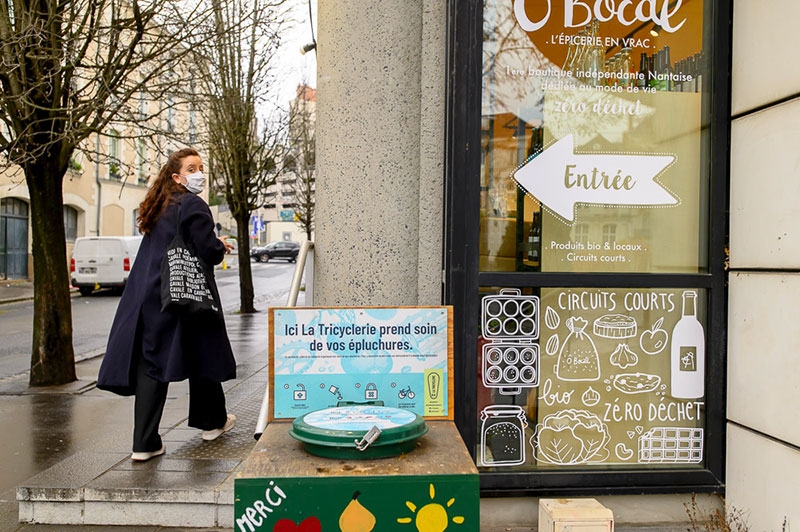 Fanny Garcia, 29 ans, salariée de la Galerie du zéro déchet depuis juillet 2021. Après son diplôme de Sciences Po Bordeaux, Fanny a effectué un service civique « en écoresponsabilité événementielle » dans une structure qui organisait des fêtes, des festivals… C’est ainsi qu’elle est sensibilisée à la question des déchets. « Quand tu gères les poubelles des Francofolies de La Rochelle, que tu vois les tonnages d’emballages, de déchets, etc., ça fait un choc. Alors même que ce festival fait partie des bons élèves en terme d’écoresponsabilité ».