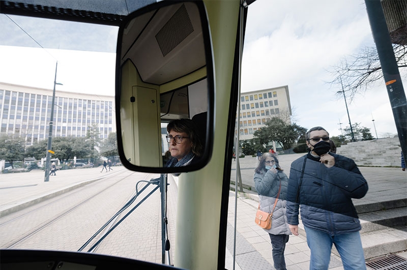 Chaque arrêt exige de la concentration. « Un tramway, c’est un poids lourd. Pour stopper 40 tonnes, il faut 40 mètres, donc cela demande de l’anticipation, tout le temps. Et s’il y a de la pluie ou des feuilles sur les rails, alors c’est une vraie patinoire. »