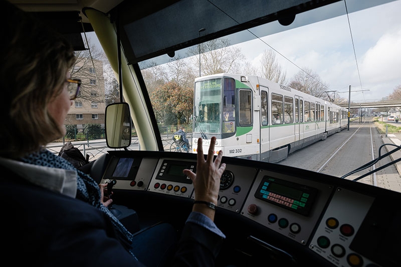 Tous les « roulants » parcourent entre vingt mille et vingt-cinq mille kilomètres par an. Une journée de travail correspond à près de sept heures au volant. La section CFDT a revendiqué la semaine de quatre jours pour que les salariés disposent d’un jour de repos supplémentaire. À la clé, des enjeux d’attractivité pour le métier, tandis que la conciliation des temps est, ici comme dans d’autres secteurs d’activité, un véritable enjeu de qualité de vie au travail.