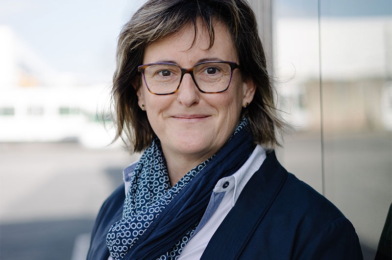 Béatrice, 49 ans, élue CFDT au comité social et économique (CSE), est entrée à la Semitan à l’âge de 31 ans. Elle faisait partie des équipes de prévention qui interviennent sur le réseau en cas d’incidents (pannes, malaises voyageurs, etc.) avant de devenir conductrice. « Le cœur de métier, ici, c’est la conduite, et l’entreprise finance la formation. J’ai saisi cette opportunité et je ne l’ai jamais regretté ! »
