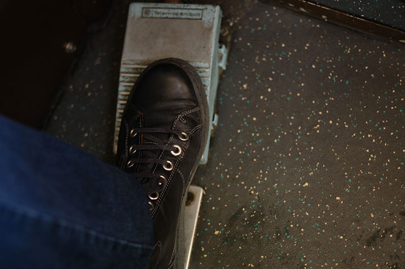 C’est avec le pied qu’elles actionnent le fameux gong qui fait sursauter les distraits sur la voie publique… Tout comme la vitesse, le nombre de gongs est enregistré sur le tachygraphe et sera contrôlé, car il est gage de sécurité.
