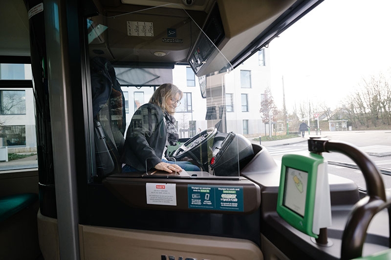 Tous les bus sont équipés d’une vitre anti-agression. La sécurité est un sujet pris très au sérieux à la Semitan. Les femmes peuvent refuser les horaires de nuit.