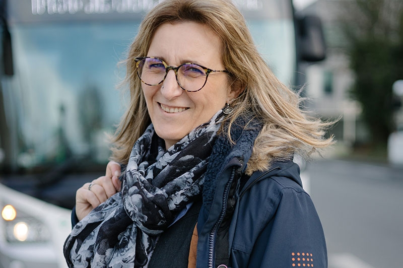 Lydie, 47 ans, adhérente CFDT depuis quinze ans, est dans l’entreprise depuis huit ans. Elle a d’abord été contrôleuse avant de passer son permis D (transport de plus de huit passagers). À la Semitan, elle apprécie la sécurité de l’emploi, le contact avec la clientèle et son rôle au sein du CSE, où elle est suppléante.