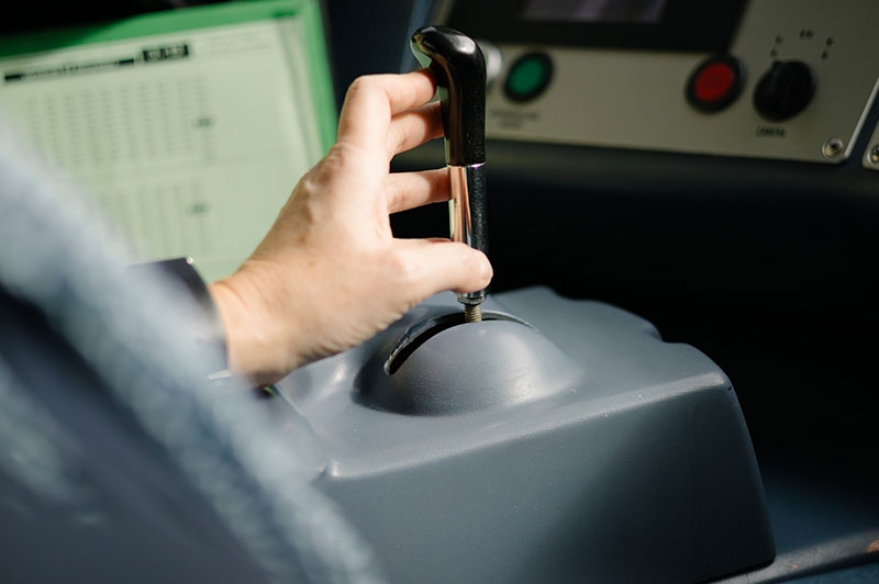 « Conduire un tram ne se résume pas à actionner une manette ! renchérit Béatrice. C’est plus fatigant que le bus, il faut plus de vigilance car, en cas d’impondérables sur la voie (piéton, vélo…), le frein d’urgence ne suffit pas, il faut prévoir le pire tout le temps. »