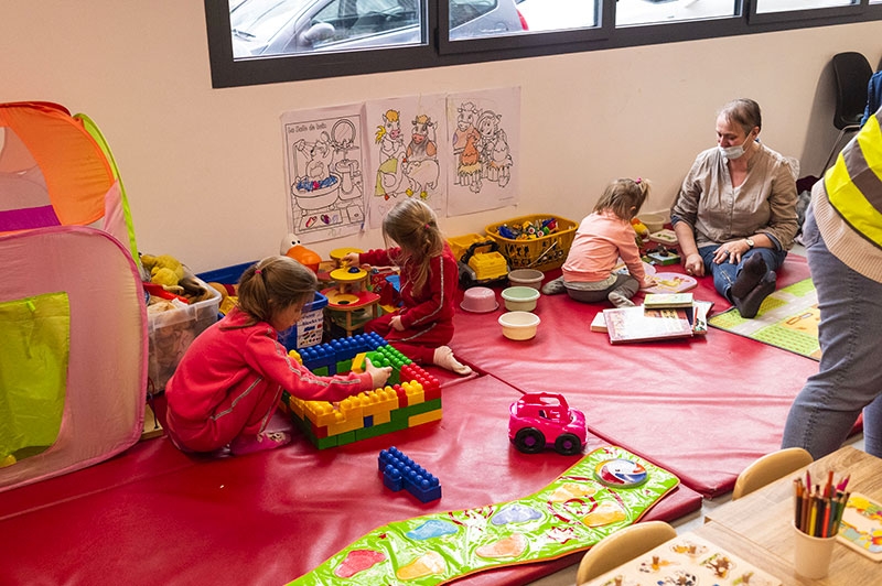 Comme un air de normalité : les enfants jouent dans un espace jeux où se relaient bénévolement des professionnels de la petite enfance.