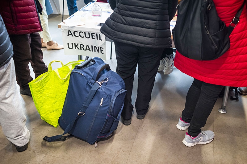 Dès l’entrée, les personnes sont enregistrées et invitées à patienter, le temps d’être prises en charge par des travailleurs sociaux, des bénévoles du Samu social ou de la Croix-Rouge, venus aider en renfort de l’équipe de France terre d’asile sur place. (11 mars 2022)