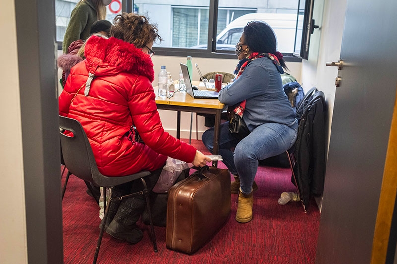 Les besoins en hébergement sont évalués lors d’un entretien individuel. Près de 500 personnes transitent chaque jour par le centre depuis son ouverture. Près de 3500 réfugiés sont arrivés ici en huit jours seulement. Des chiffres exorbitants pour France terre d’asile, association pourtant rompue à l’accueil de personnes fuyant des conflits.