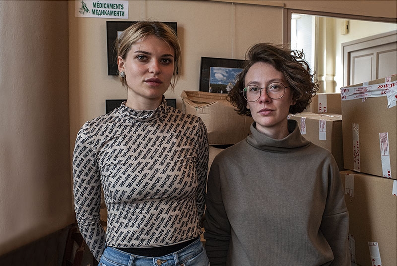 A gauche, Anya, 22 ans, étudiante, qui vit en France depuis dix ans, avec Ira, une jeune fille ukrainienne venue pour visiter Paris deux jours avant le début de l’offensive russe. Elle n’est pas repartie.