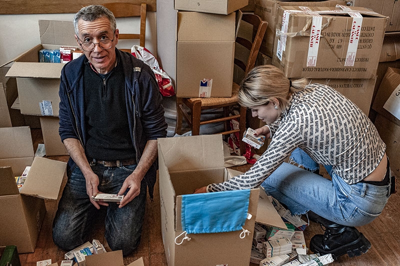Marc est infirmier. Il a passé sa vie dans l’humanitaire. Il est venu aider à identifier les médicaments donnés par des particuliers, des pharmaciens, des médecins. Les anti-douleurs les plus forts sont mis de côté pour les militaires.
