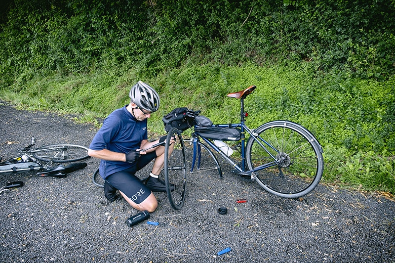 Le Love Tour fait l’éloge de l’autonomie. Le parcours est fourni par l’organisation sous forme de fichier GPS. Pour le reste, chaque cycliste gère son vélo, ses réparations et son ravitaillement. Un euro par jour et par personne est demandé pour pouvoir mettre ses bagages dans la camionnette, mais il faut pouvoir les transporter sur son vélo si besoin, et les participants paient chaque soir leur emplacement au camping.