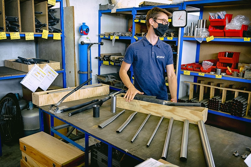 Bienvenue chez Cyfac, poids lourd de la fabrication artisanale de cadres de vélo sur mesure en France. C’est dans ses ateliers de La Fuye, près de Tours, qu’ont été fabriqués les vélos de quelques champions, de Laurent Fignon à Richard Virenque et leurs équipes. Créé par Francis Quillon en 1982, et porté par un retour en force de l’artisanat de haute qualité, Cyfac s’est imposé en quelques années.