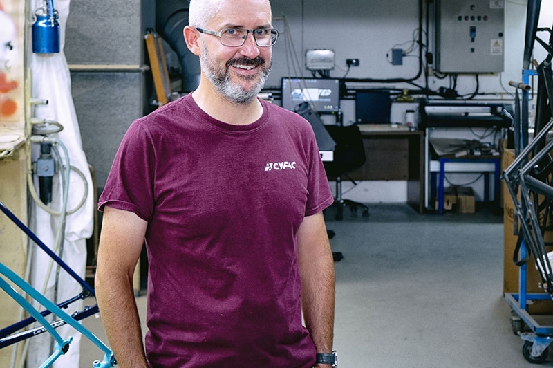 Aymeric Le Brun, directeur de Cyfac. Un salarié passionné qui a repris l’entreprise en 2002 et qui a su développer l’entreprise autour du sur-mesure, tout en assurant la transition du savoir-faire de la marque auprès de la nouvelle génération. L’Association des artisans du cycle permet à des petits artisans d’unir leurs voix pour la faire porter plus loin. Et le Love Tour permet aux cadreurs de Cyfac de raconter leur travail et de tisser des liens avec des clients potentiels.