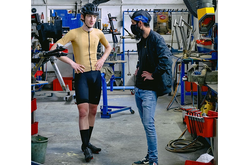 Tom Ève, le plus jeune de la bande, n’est pas le moins intéressé par la visite de ces ateliers. Étudiant en 2e année à l’École Boulle, à Paris, où il prépare un diplôme des métiers d’Art et du Design, conception et application métal, Tom a profité de la visite des ateliers Cyfac pour faire une demande de stage. Cycliste passionné pratiquant la route et le cyclocross, Tom veut devenir cadreur et fabriquer des vélos.