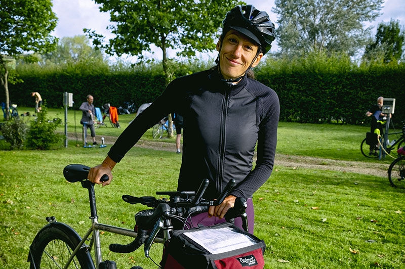 C’est Élisabeth, membre de l’association, qui a tracé l’itinéraire de 2 700 km du Love Tour et le parcours entre tous les artisans participant à l’opération. Elle a pédalé le tour en intégralité : une expérience excitante… et fatigante. Parti des ateliers de cycles Victoire, près de Clermont-Ferrand, le 5 juillet, le Love Tour a continué sa route vers Nevers (Nièvre) et Mondoubleau (Loir-et-Cher) puis Paris, qui a fait office de journée de repos et de visite des artisans parisiens. La deuxième semaine a commencé par un Paris-Roubaix de 260 km puis direction Troyes (Aube), Mousson (Meurthe-et-Moselle) et Strasbourg (Bas-Rhin).
La troisième semaine a été la plus chargée en dénivelés, les cyclistes sont partis de la Bourgogne au Bugey
dans l’Ain pour longer ensuite le lac du Bourget jusqu’à Chambéry puis Grenoble, le Vercors, la Drôme, l’Ardèche, le Tarn et la forêt de Grésigne.
Les coureurs ont retrouvé des parcours plus plats, direction Montauban et enfin Toulouse, qui marque la fin de l’aventure.