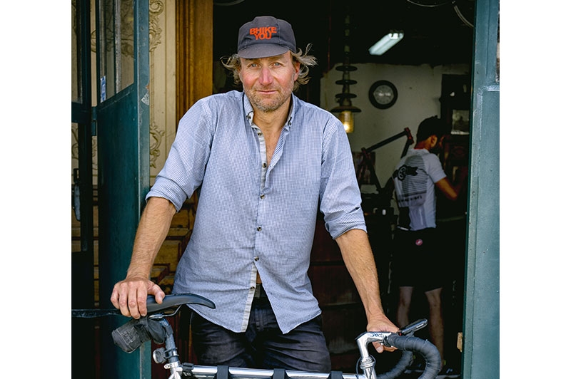 Stéphane, 48 ans, est professeur de mathématiques au lycée français de Barcelone. C’est sa deuxième participation. Avec plus de 20 000 km par an en solo toute l’année, Stéphane retrouve le bonheur de rouler à plusieurs pendant le Love Tour. Sa particularité ? Faire les 2 700 km en pignon fixe et sans freins mais toujours en chemisette.