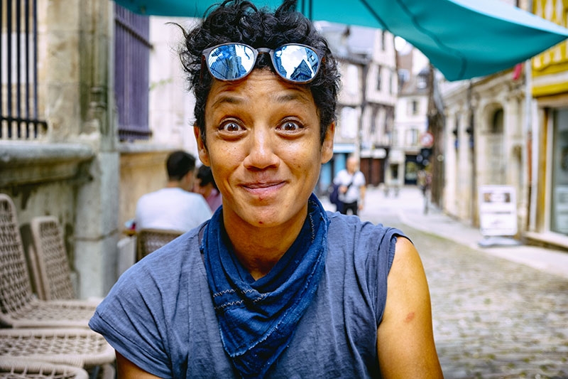 Après une formation dans les arts graphiques, Swanee Ravonison a ouvert un magasin de vélos à Nevers, sa ville natale. Mais le confinement l’a poussée à aller vers ce qu’elle veut vraiment : fabriquer des vélos.
Elle a créé sa marque, PaRiaH, en 2020, et est devenue la seule femme cadreuse à son compte en France. Produits en petites séries, ses vélos sont simples, fiables et sans chichis. Swanee travaille le métal et lui donne un aspect brut sans peinture. Elle obtient ainsi des vélos différents qui se patinent avec le temps.