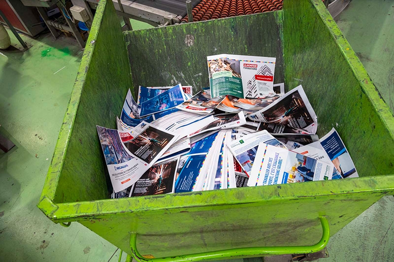 Il y a des bennes partout et pour chaque type de déchet, car tout part au recyclage. De même, les « produits de mouillage » (eau et huile), utilisés pour l’impression offset, sont intégralement repris après usage par le prestataire.
