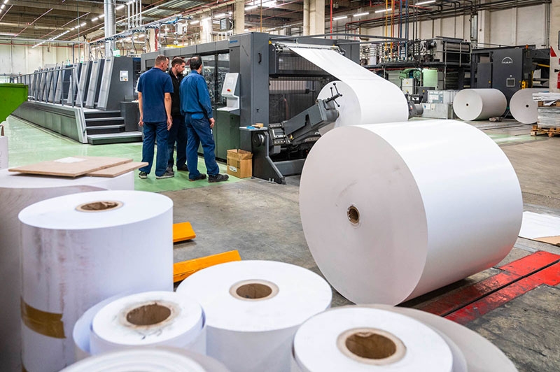 Il est impossible de fabriquer de nouveaux appareils numériques sans des métaux rares dont les stocks mondiaux s’épuisent. Ici, l’intégralité du papier acheté provient de forêts labellisées durables, toutes situées en Europe (principalement en Scandinavie). Il s’agit donc d’une ressource renouvelable et recyclable.
Bien qu’il y ait encore beaucoup de progrès à faire dans le domaine des déchets, le papier est actuellement le matériau le mieux valorisé et il peut se recycler cinq fois de suite.